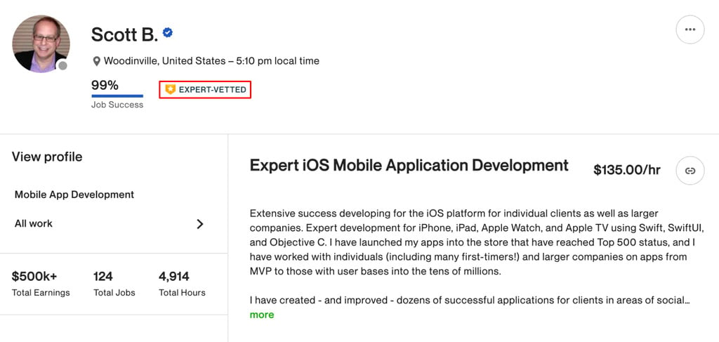 Le badge Expert-Vetted sur le profil d'un freelance Upwork