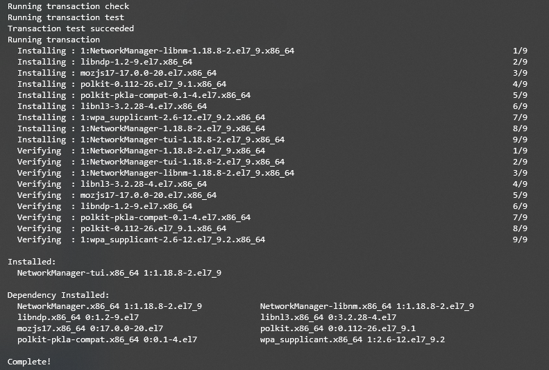 L'interface du terminal, où la ligne Complete ! indique que le processus d'installation de nmtui est terminé.