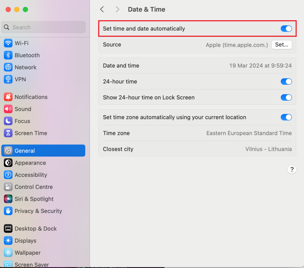 Paramètres de la date et de l'heure dans macOS, mise en évidence de l'option permettant d'automatiser le processus de synchronisation