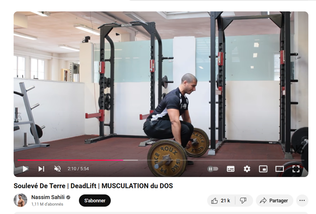 Capture d'écran d'une vidéo de Nassim Sahili sur YouTube sur l'exécution d'un deadlift