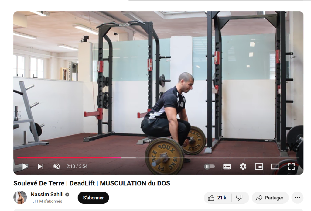 Capture d'écran d'une vidéo de Nassim Sahili sur YouTube sur l'exécution d'un deadlift